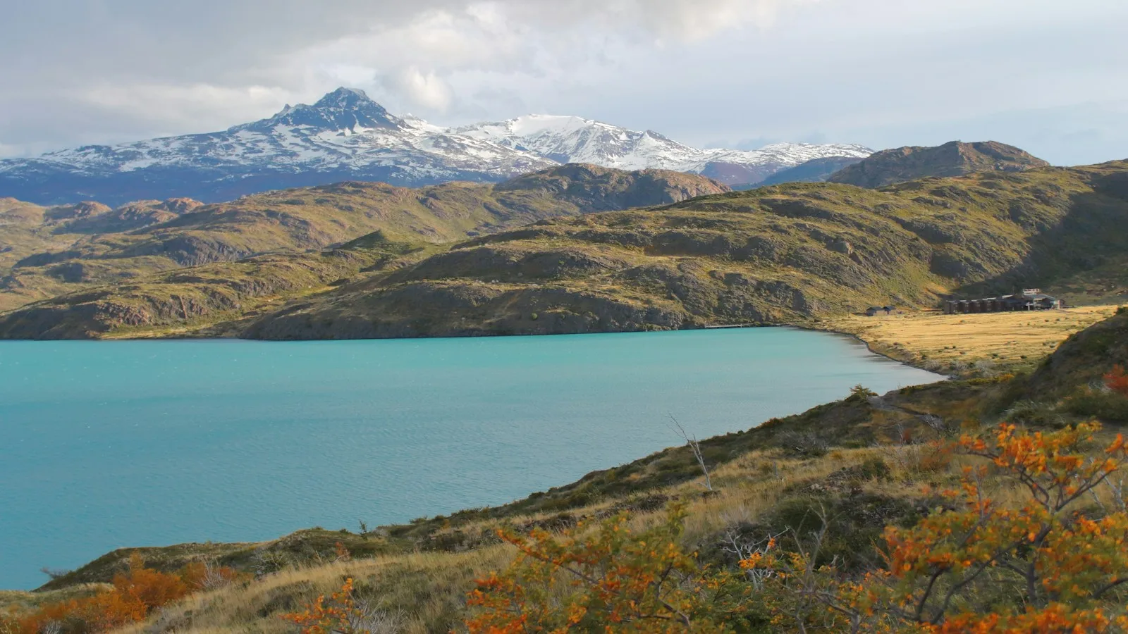 Paysage de montagnes et de lac au Chili