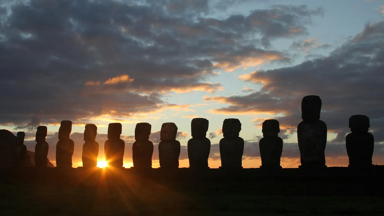Ahu Tongariki : quinze moaï face au soleil levant