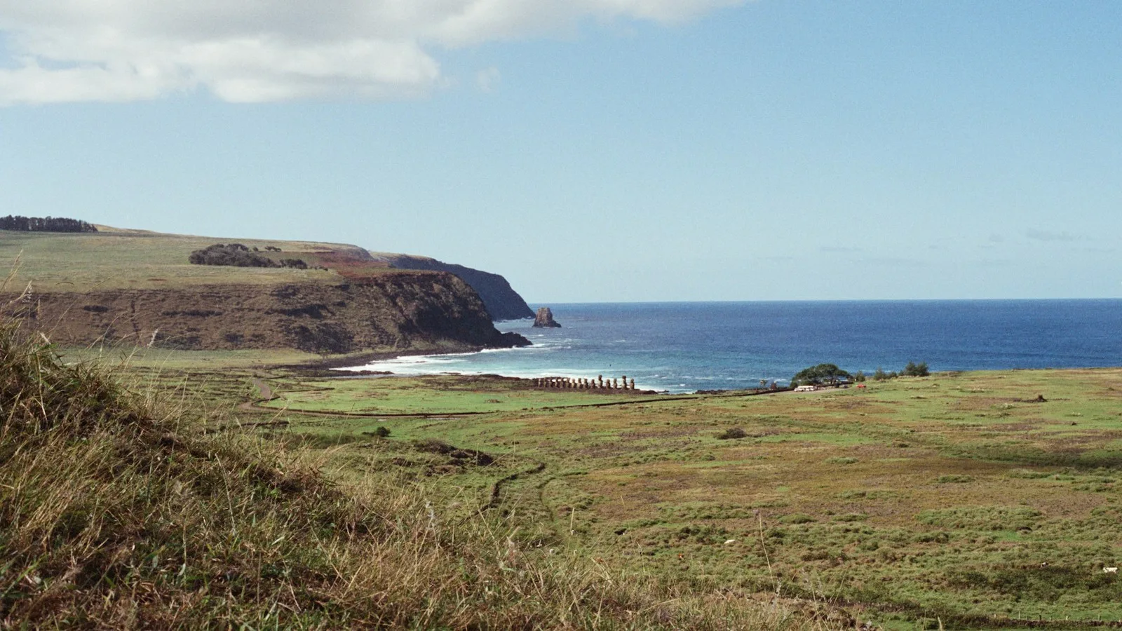Moaï alignés sur une plateforme de pierre face à l'océan à l'île de Pâques