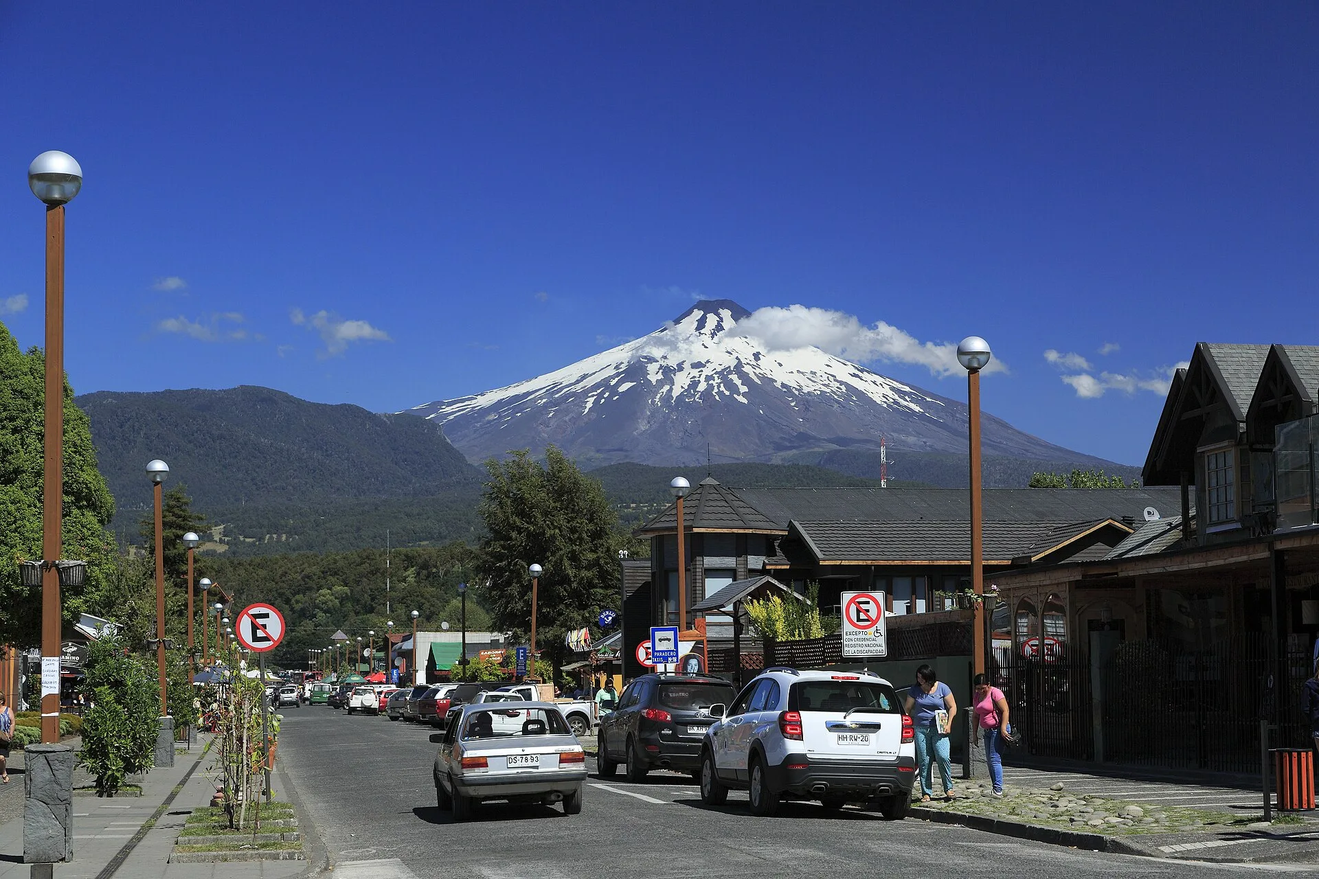 Volcan Villarrica enneigé au-dessus du lac à Pucón, en plein jour