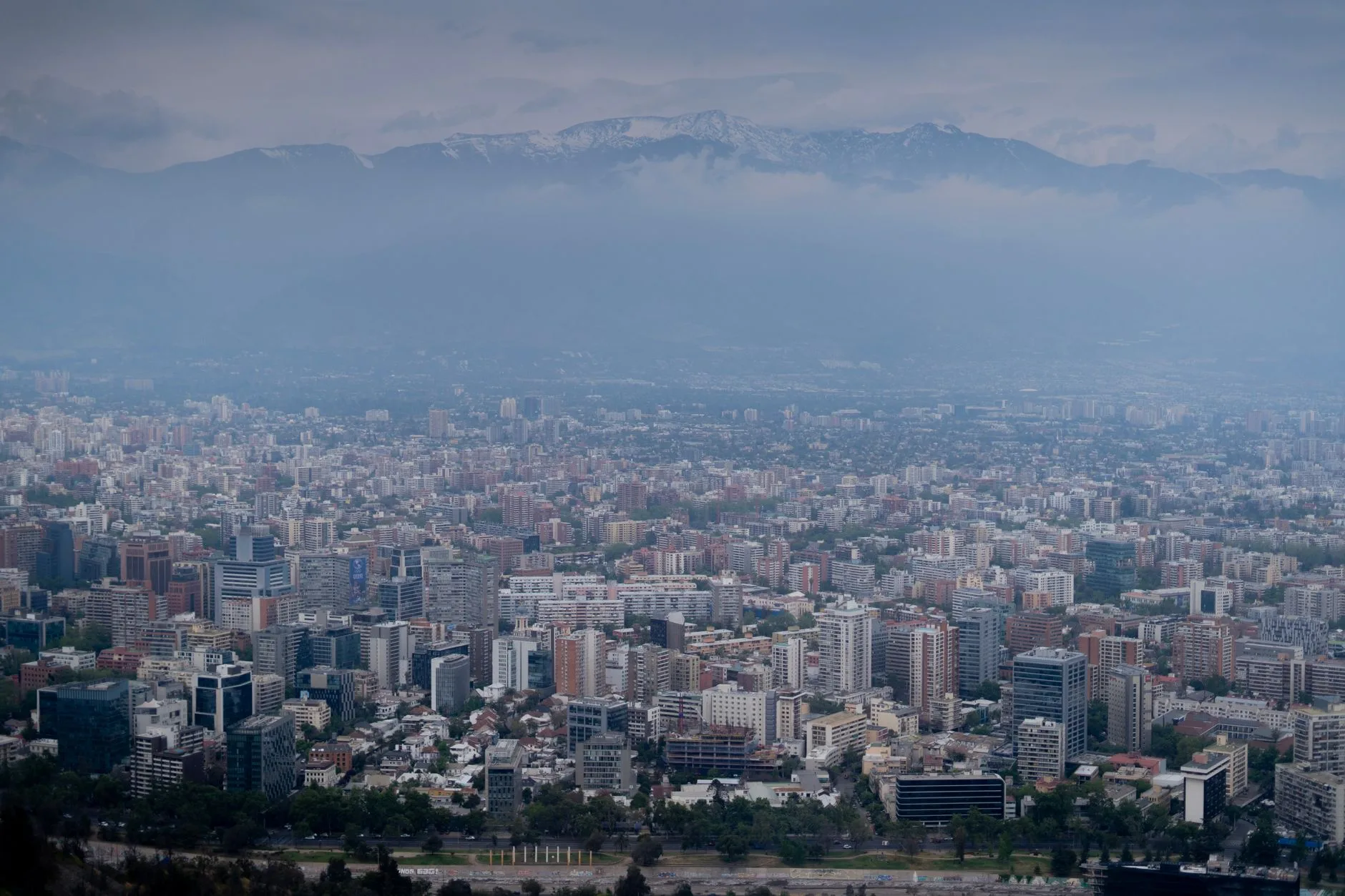 Vue sur le centre de Santiago du Chili et la cordillère des Andes