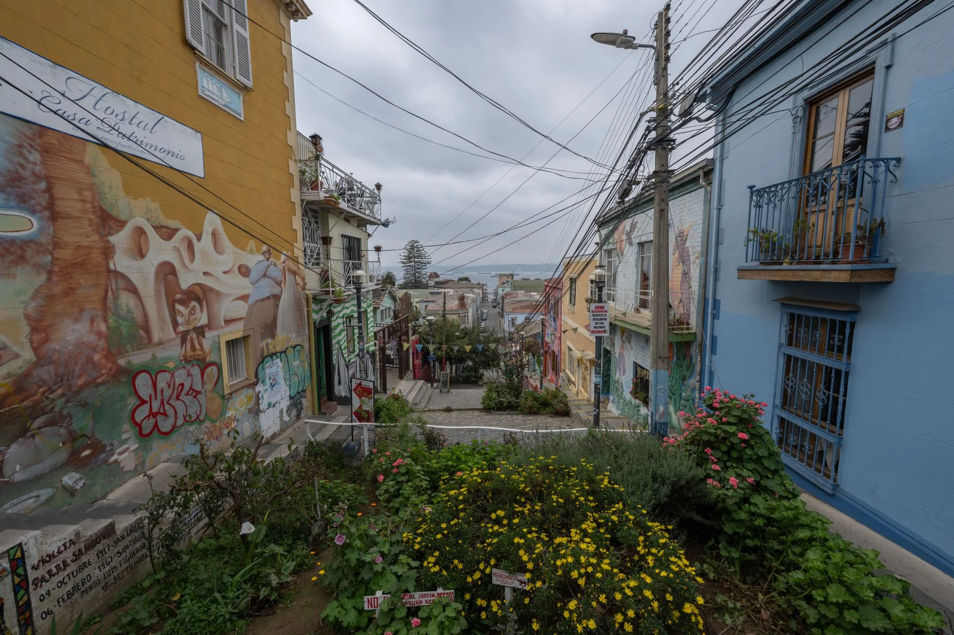 Maisons colorées perchées sur les collines de Valparaíso au Chili